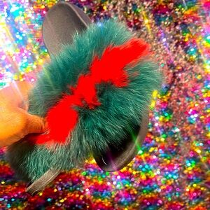 🛍️Luxurious Green and Red Fur Slides🔥